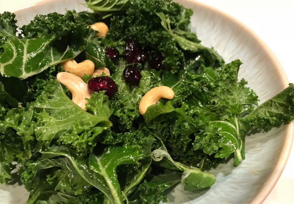 Grünkohl-Salat mit Cranberries und Cashewkernen