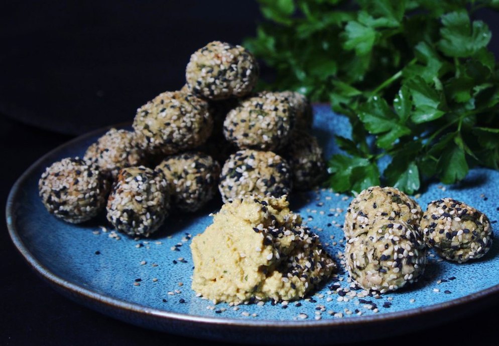 Falafel mal anders: Vegane Bohnenbällchen im Sesammantel