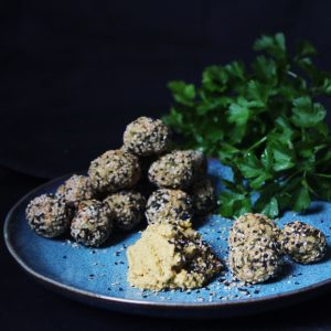 Leckere vegane Bällchen aus weißen Bohnen, Couscous und Haferflocken im Sesammantel