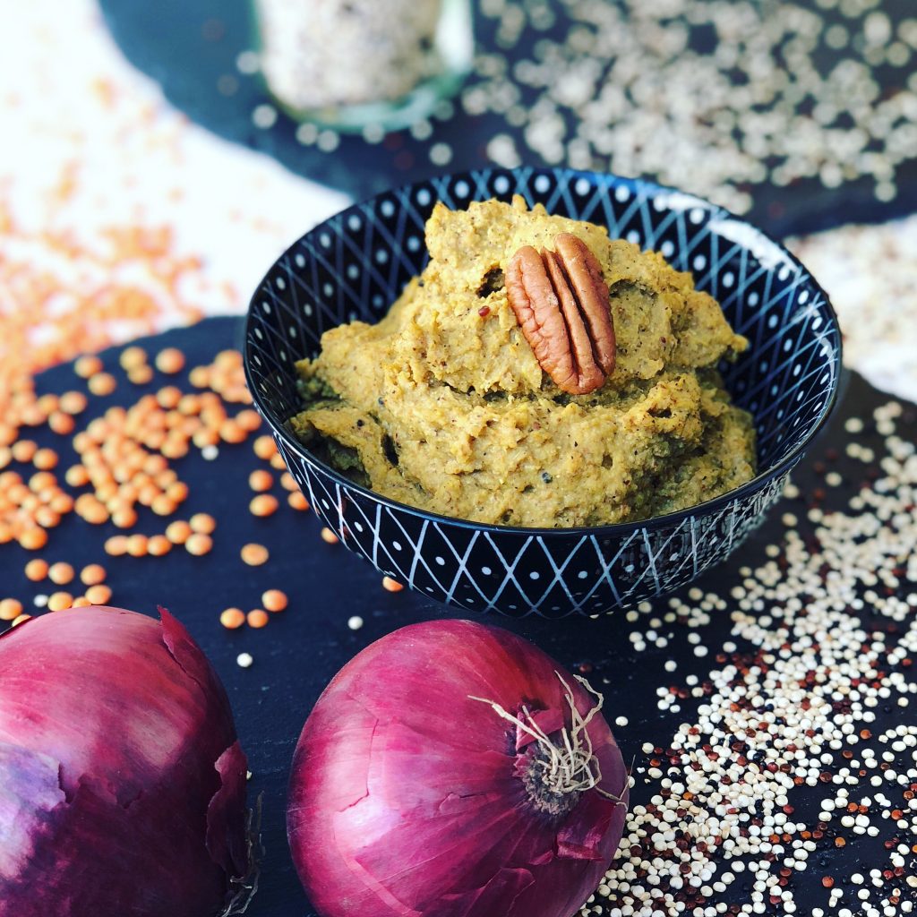 Veganer Brotaufstrich aus roten Linsen und Quinoa - Plantiness