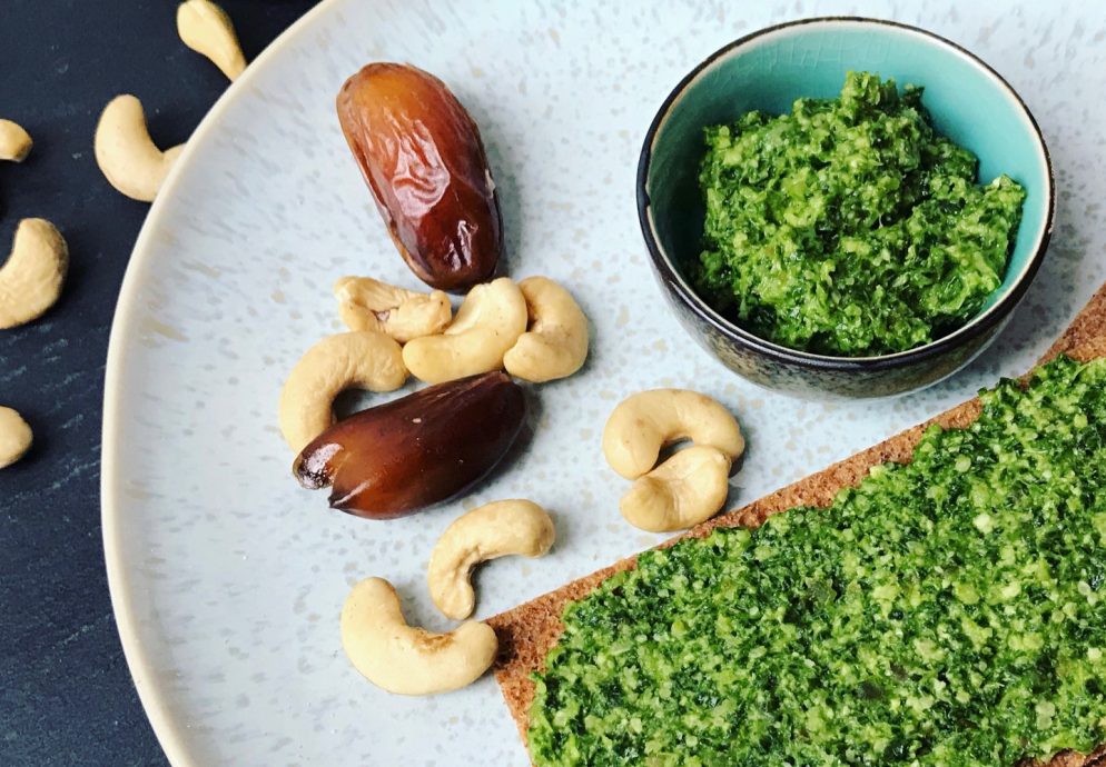 Rezept: Gesunde vegane Bärlauchcreme mit Gurke