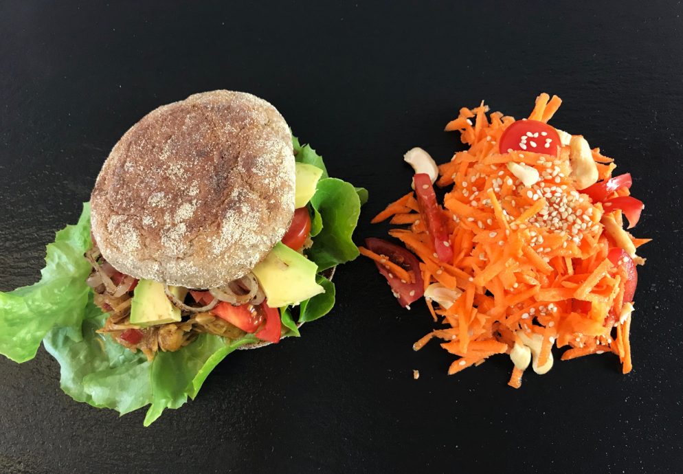 Herzhafter Jackfruit-Burger mit Sesam-Karottensalat