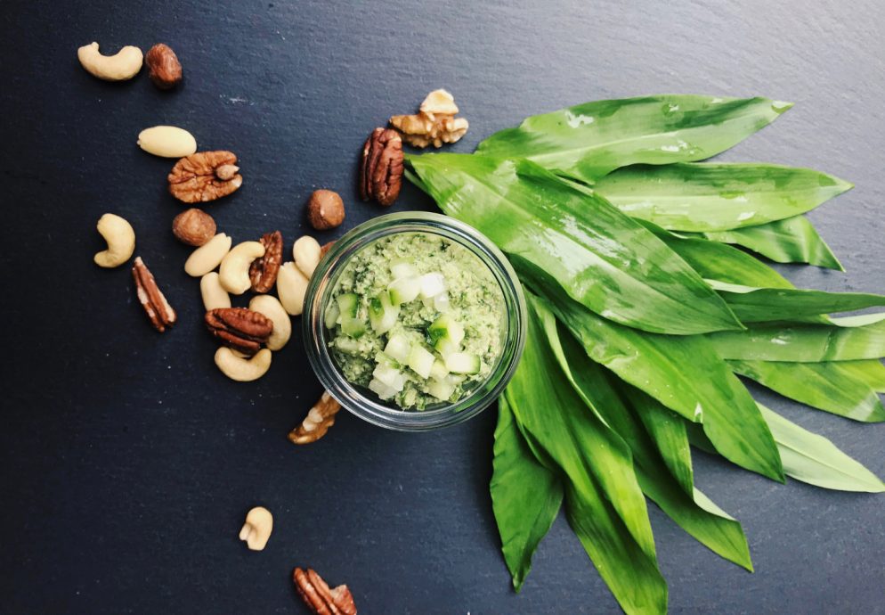 Rezept: Gesunde vegane Bärlauchcreme mit Gurke