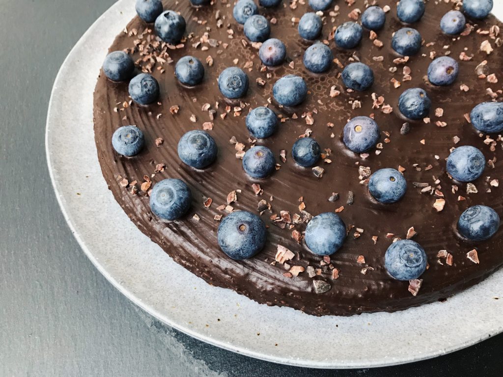 Veganer Schokokuchen mit Heidelbeeren – schnell & einfach