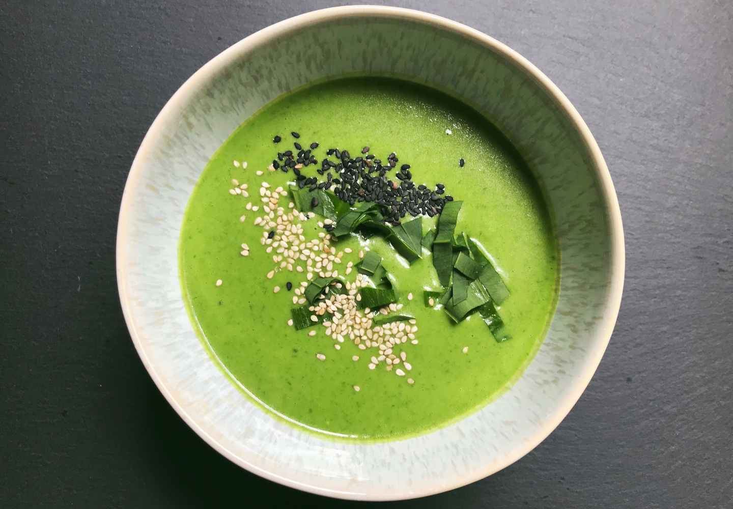 Vegane Bärlauch-Suppe mit Erbsen und Sesam - Plantiness